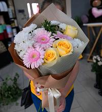 Букет цветов из:  Герберы, Розы и Хризантемы в Казанской Краснодарского края