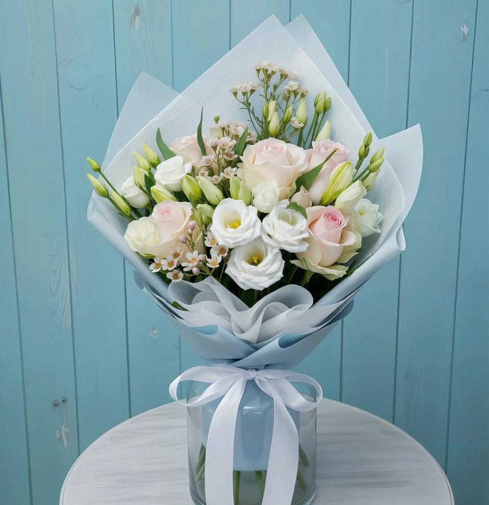 Букет цветов из: Розы и Лизиантусы в Казанской Краснодарского края