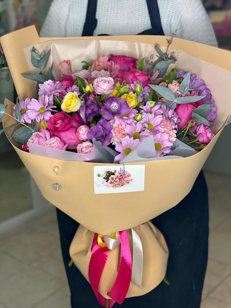 Букет цветов из: Хризантемы, Гвоздики и Альстромерии в Казанской Краснодарского края