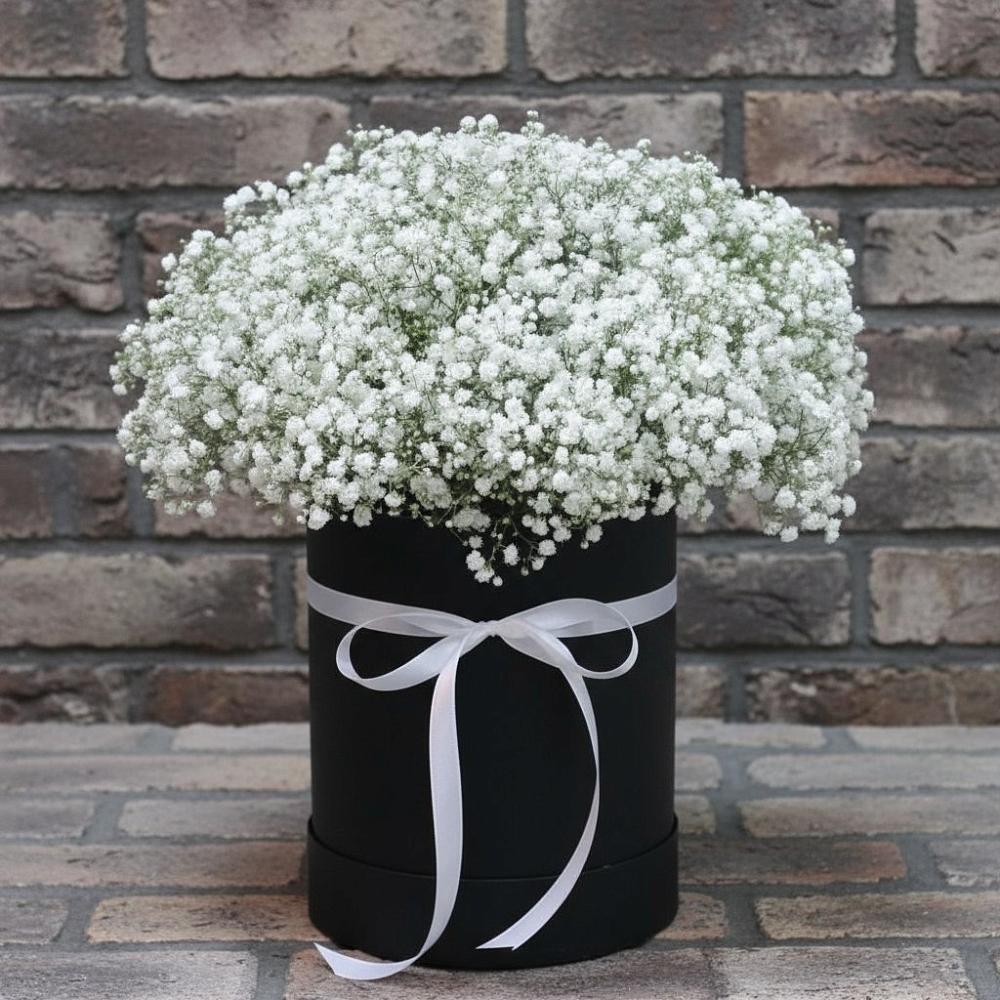 Цветочная композиция из Гипсофила в шляпной коробке в Казанской Краснодарского края