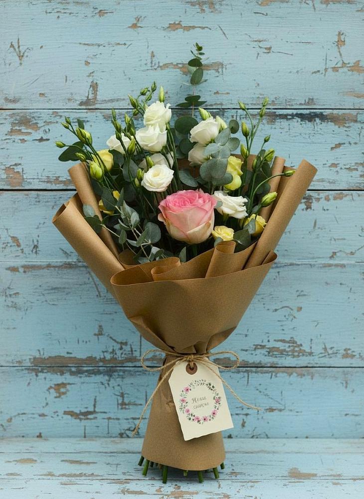 Букет цветов из: Розы и Лизиантусы в Казанской Краснодарского края