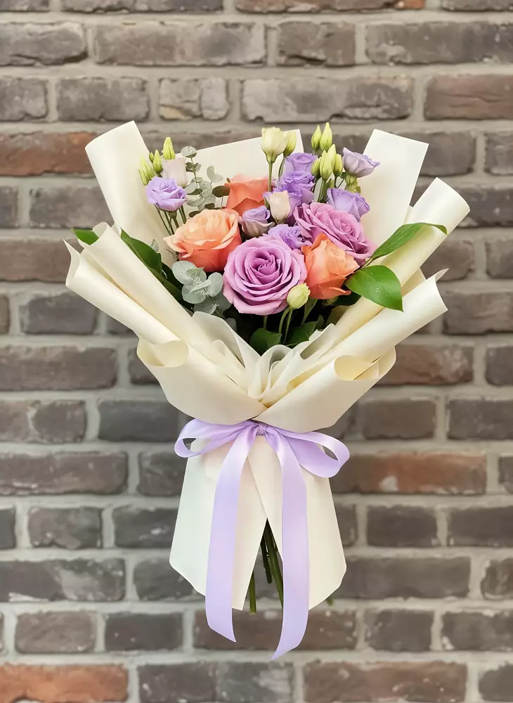 Букет цветов из: Лизиантусы и Розы в Казанской Краснодарского края