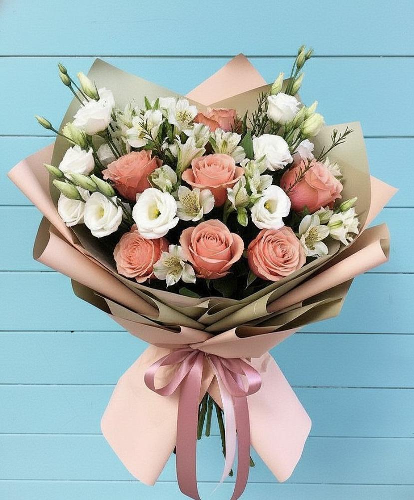 Букет цветов из: Розы, Альстромерии и Лизиантусы в Казанской Краснодарского края