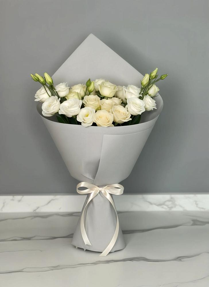 Букет цветов из: Розы и Лизиантусы в Казанской Краснодарского края