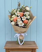 Букет цветов из:  Альстромерии, Лизиантусы, Розы и Хризантемы в Казанской Краснодарского края