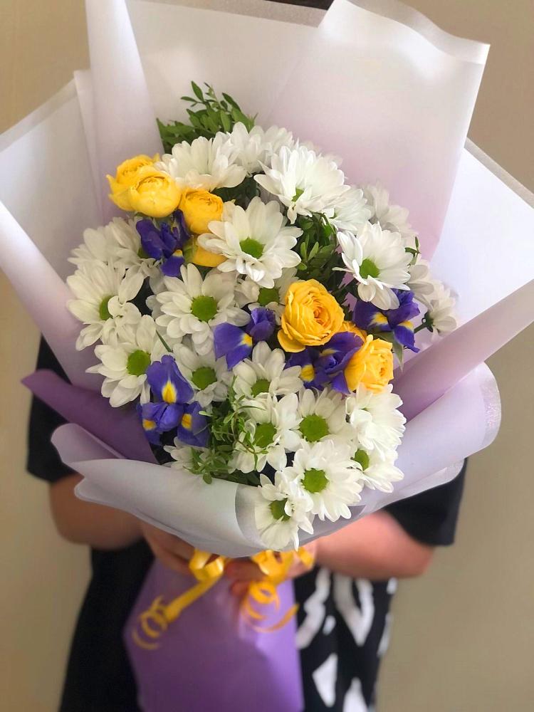 Букет цветов из: Ирисы, Хризантемы и Розы в Казанской Краснодарского края