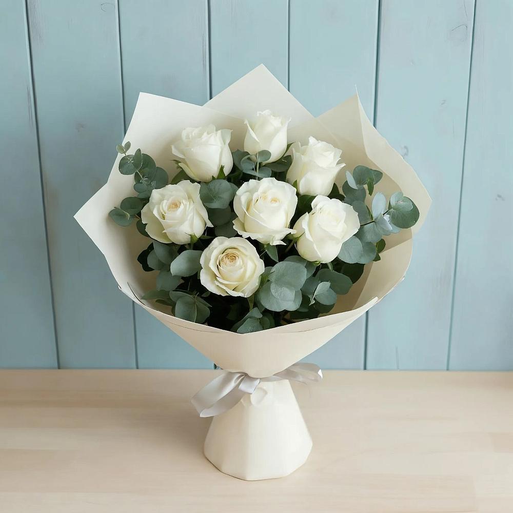 Букет Белые розы в Эвкалипте в Казанской Краснодарского края