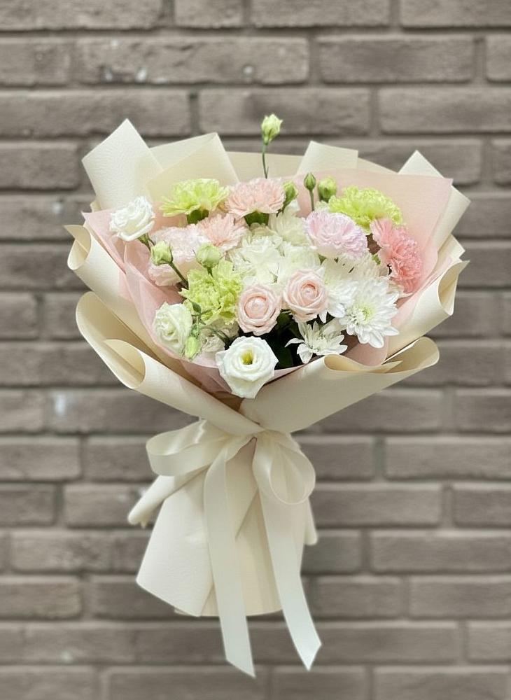 Букет цветов из: Гвоздики, Розы, Лизиантусы и Хризантемы в Казанской Краснодарского края