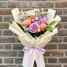 Букет цветов из:  Лизиантусы и Розы в Казанской Краснодарского края