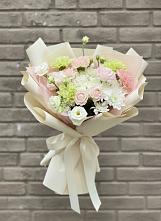 Букет цветов из:  Гвоздики, Розы, Лизиантусы и Хризантемы в Казанской Краснодарского края