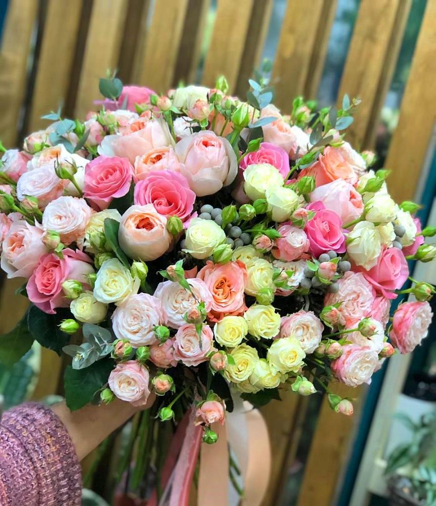 Букет цветов из: Розы в Казанской Краснодарского края