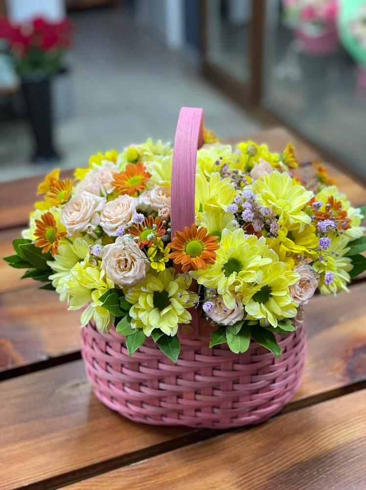 Цветочная композиция из Хризантемы и Розы в корзине в Казанской Краснодарского края