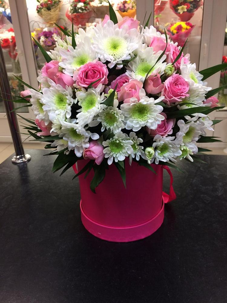 Цветочная композиция из Розы и Хризантемы в шляпной коробке в Казанской Краснодарского края