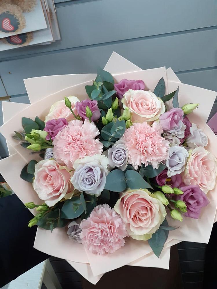 Букет цветов из: Розы, Гвоздики и Лизиантусы в Казанской Краснодарского края