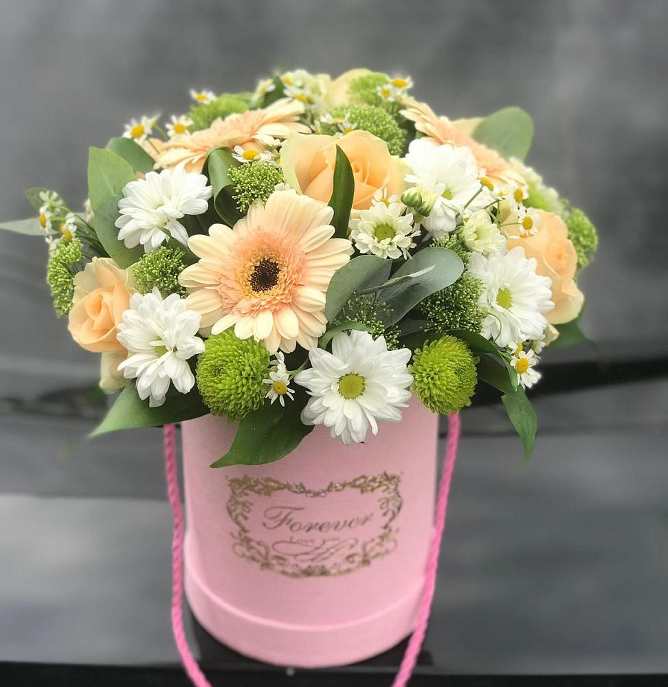 Цветочная композиция из Розы, Герберы и Хризантемы в шляпной коробке в Казанской Краснодарского края