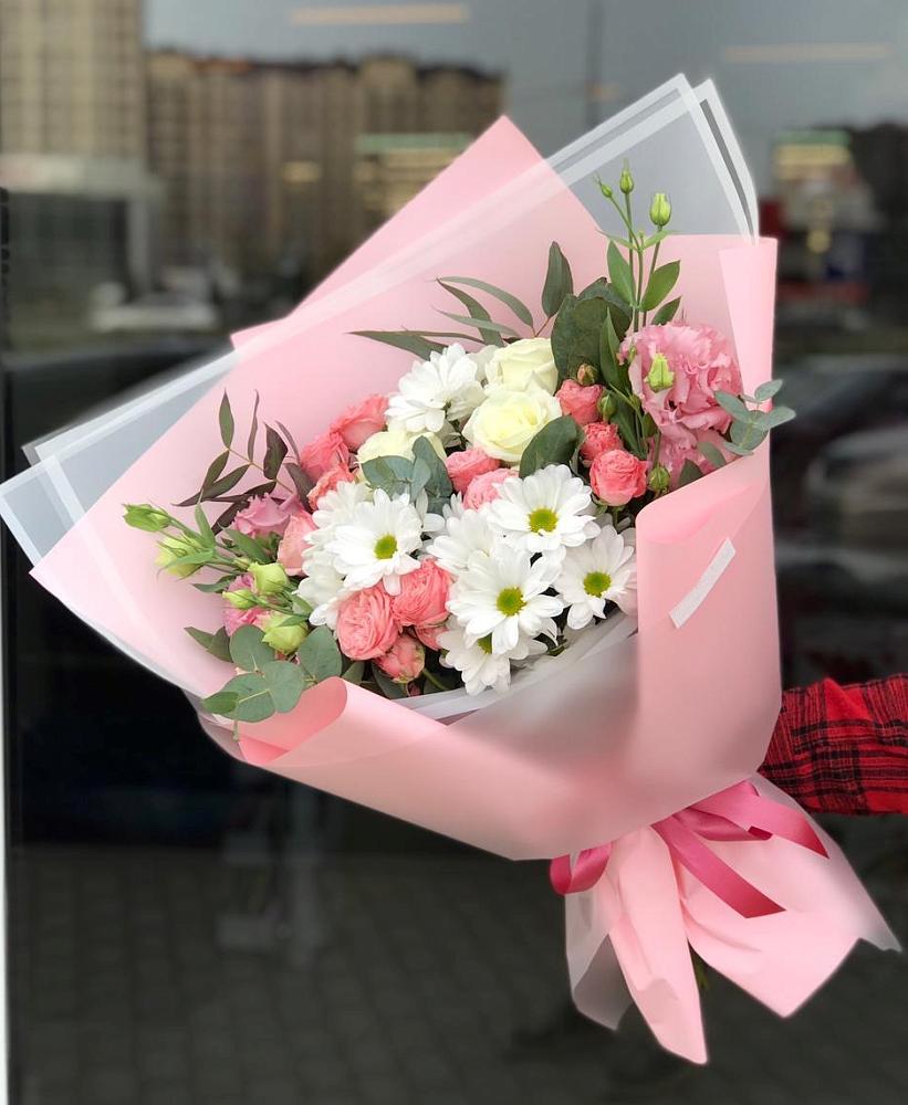 Букет нежный в Казанской Краснодарского края Букет цветов из: Розы, Лизиантусы и Хризантемы в Казанской Краснодарского края