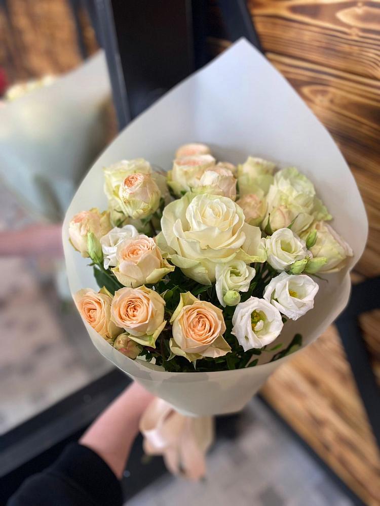 Букет цветов из: Розы и Лизиантусы в Казанской Краснодарского края