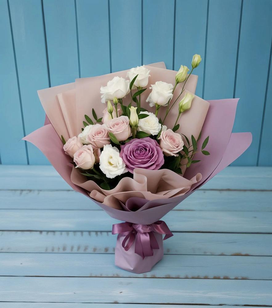 Букет цветов из: Розы и Лизиантусы в Казанской Краснодарского края